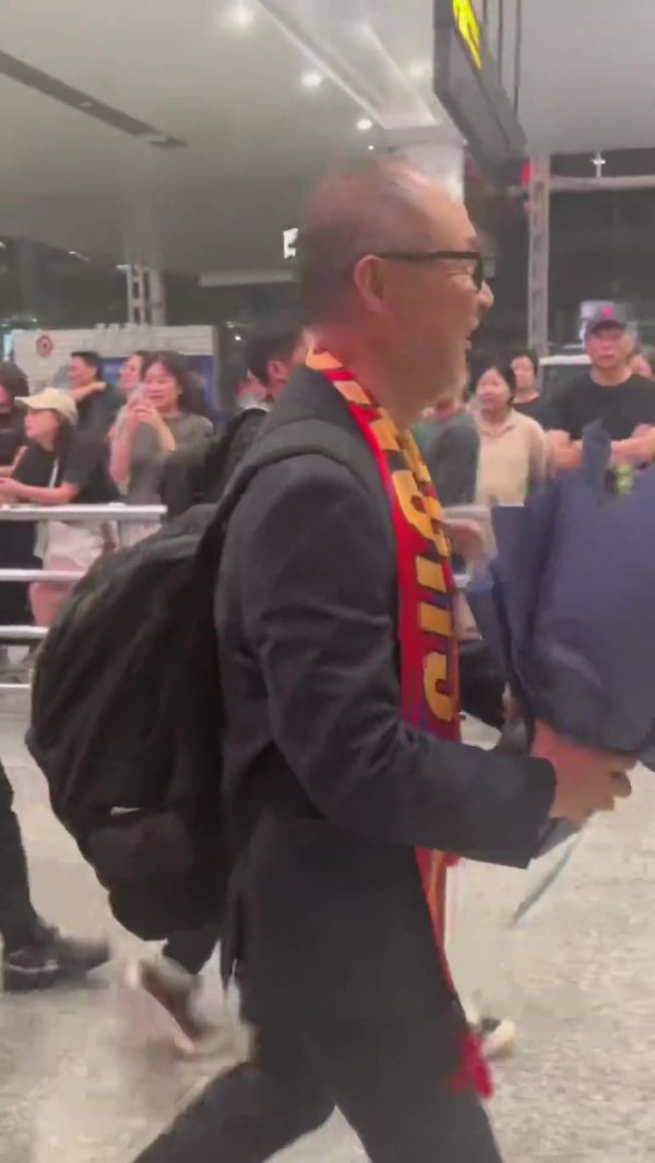 将接办重庆铜梁龙！重庆广电晒视频：张外龙已抵达江北海外机场